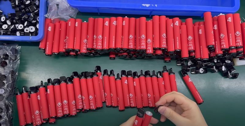 Cum sunt făcute dispozitivele de vapat? Oamenii spun că nu le vor mai cumpăra niciodată: „Vrei să îmi spui că acești oameni ating muștiucul produsului fără mănuși?!”