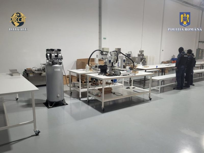 În urma celor 121 de percheziții domiciliare efectuate au fost identificate și ridicate 81.102 vape-uri.