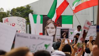 Femeile din Iran riscă 10 ani de &icirc;nchisoare dacă se &icirc;mbracă &bdquo;inadecvat&rdquo; și nu poartă hijab. Ce prevede noua lege, la un an de la moartea Mahsei Amini