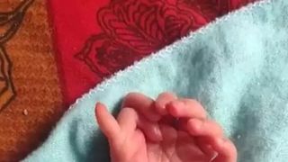 Fetița care s-a născut cu 26 de degete este văzută ca fiind re&icirc;ncarnarea unei zeițe hinduse. Ea a fost diagnosticată cu polidactilie: &bdquo;Suntem foarte fericiți!&rdquo;