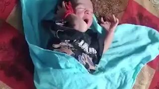 Fetița care s-a născut cu 26 de degete este văzută ca fiind re&icirc;ncarnarea unei zeițe hinduse. Ea a fost diagnosticată cu polidactilie: &bdquo;Suntem foarte fericiți!&rdquo;