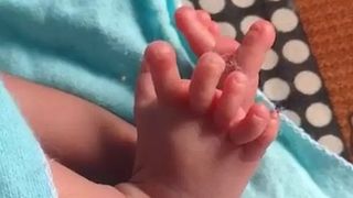 Fetița care s-a născut cu 26 de degete este văzută ca fiind re&icirc;ncarnarea unei zeițe hinduse. Ea a fost diagnosticată cu polidactilie: &bdquo;Suntem foarte fericiți!&rdquo;