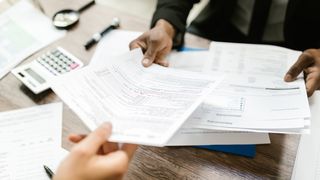 Ce se întâmplă dacă nu îți plătești impozitul pe casă? Care sunt penalitățile și când riști să fii executat silit