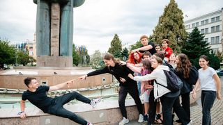 În cadrul evenimentului, tinerii au parte și de întâlniri cu oameni de succes din țară, care le pot da sfaturi, și de ce nu, cu care pot colabora pe viitor.