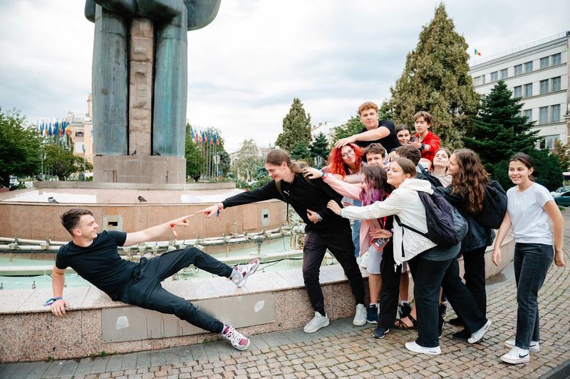 În cadrul evenimentului, tinerii au parte și de întâlniri cu oameni de succes din țară, care le pot da sfaturi, și de ce nu, cu care pot colabora pe viitor.