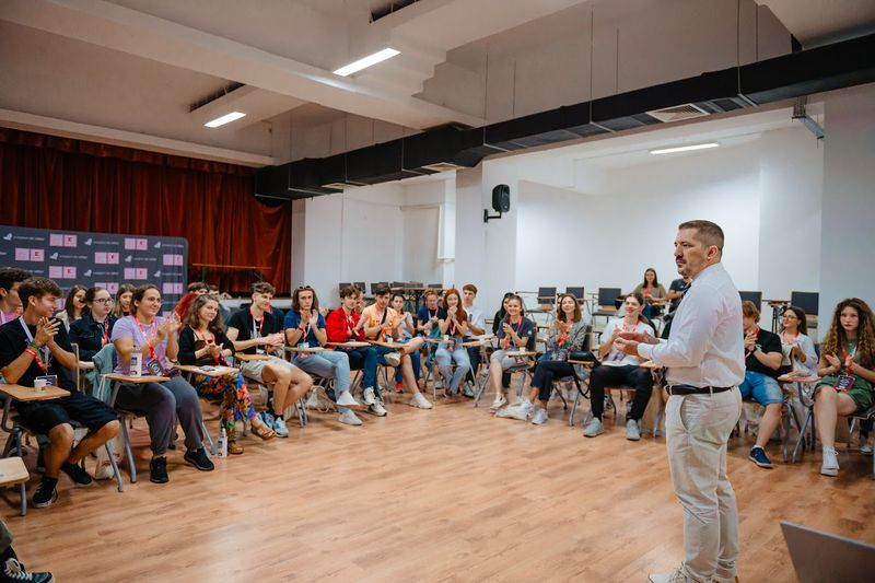 Tineri au abordat subiectul rețelelor de socializare, fake-news și despre cum să-ți creezi un brand puternic.