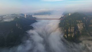 Un bărbat a fost suspendat la peste 300 de metri înălțime deasupra solului și a participat la „cea mai înfiorătoare cursă de pe Pământ”: „Este mai rău decât orice montagne russe”