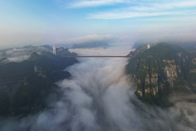 Un bărbat a fost suspendat la peste 300 de metri înălțime deasupra solului și a participat la „cea mai înfiorătoare cursă de pe Pământ”: „Este mai rău decât orice montagne russe”