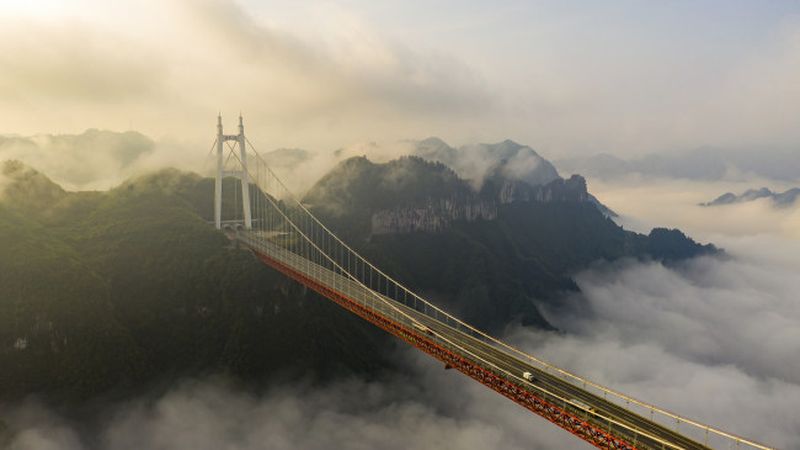 Un bărbat a fost suspendat la peste 300 de metri înălțime deasupra solului și a participat la „cea mai înfiorătoare cursă de pe Pământ”: „Este mai rău decât orice montagne russe”