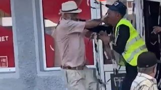 Doi bărbați din Brăila s-au luat la bătaie &icirc;n fața unei săli de joc. Cei doi prieteni brăileni au ajuns să-și care lovituri grele după ce unul dintre ei c&acirc;știgase la pariuri