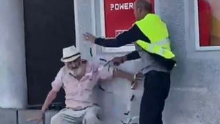 Doi bărbați din Brăila s-au luat la bătaie &icirc;n fața unei săli de joc. Cei doi prieteni brăileni au ajuns să-și care lovituri grele după ce unul dintre ei c&acirc;știgase la pariuri