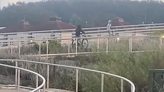 Un jurnalist a fost bătut crunt de un grup de adolescenți. Minorii au să-i fure bicicleta. „Îmi pare rău”