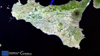 Pompierii au raportat o noapte aglomerată &icirc;n toată zona de nord a Siciliei, deși se aștepta o ameliorare datorită ploilor prognozate &icirc;n cursul zilei de s&acirc;mbătă, care ar trebui să dureze c&acirc;teva zile.