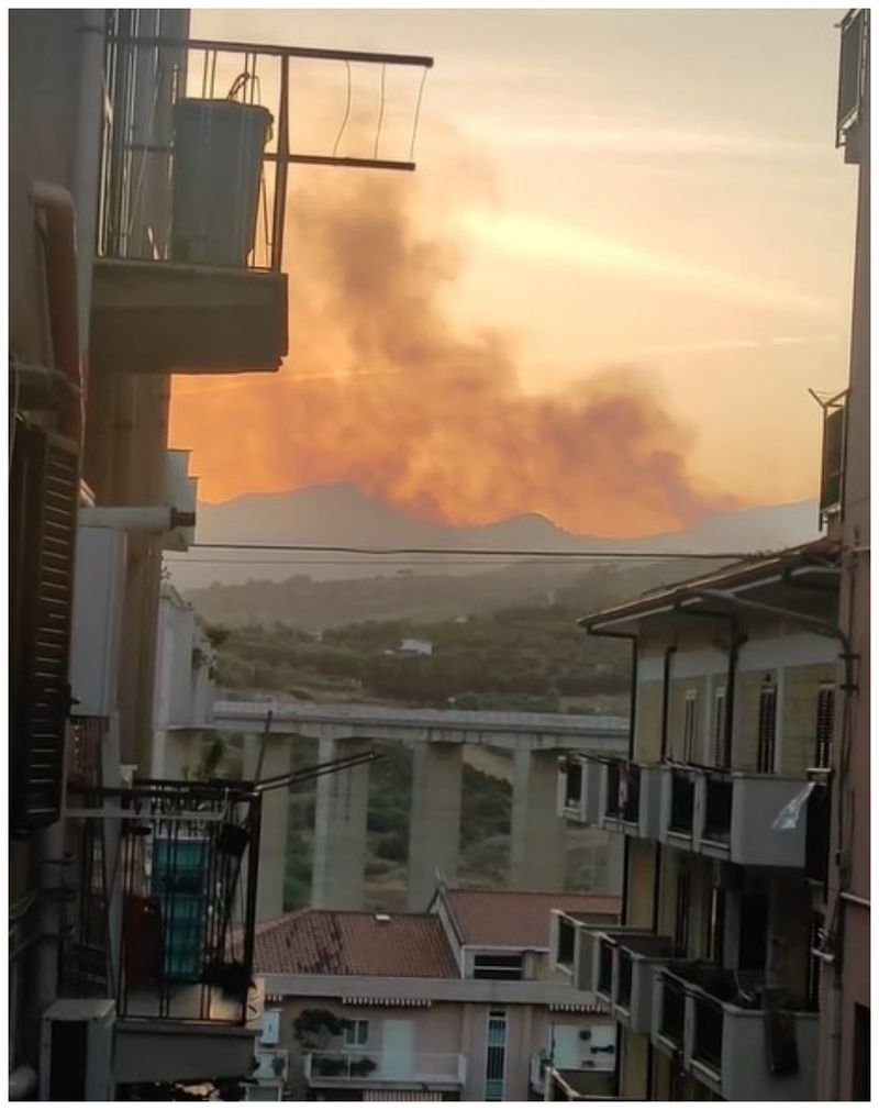 O femeie în vârstă de 42 de ani a murit după ce a încercat să își salveze caii în Cefalu, la est de Palermo.