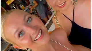 T&acirc;năra &icirc;n v&acirc;rstă de 24 de ani, care călătorea &icirc;mpreună cu sora ei, Lucy Fitzpatrick, a declarat că s-a simțit "discriminată" atunci c&acirc;nd managerul echipajului de cabină a refuzat să elimine respectivele alimente și băuturi.