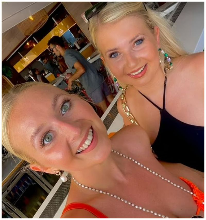 Tânăra în vârstă de 24 de ani, care călătorea împreună cu sora ei, Lucy Fitzpatrick, a declarat că s-a simțit "discriminată" atunci când managerul echipajului de cabină a refuzat să elimine respectivele alimente și băuturi.