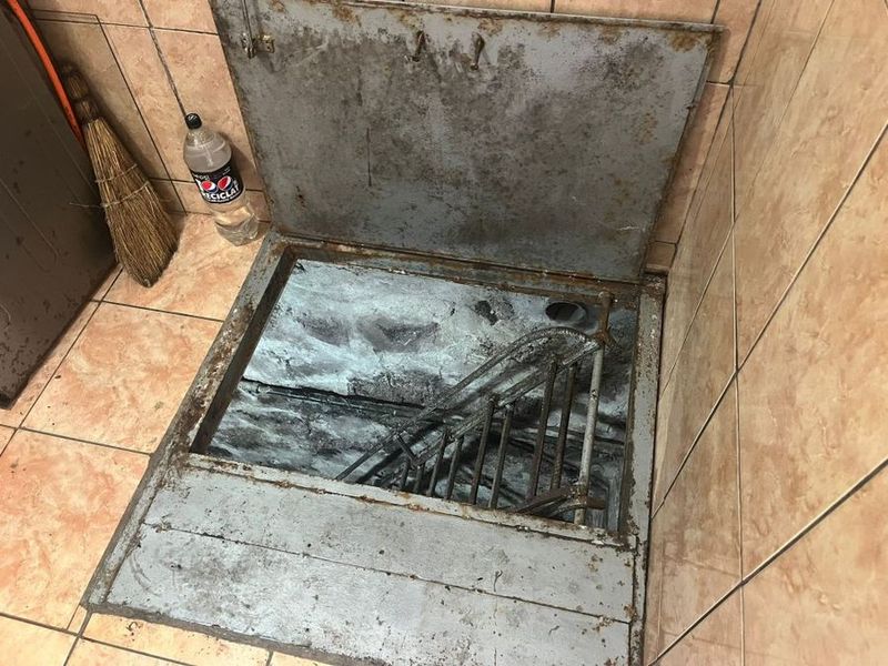 O femeie de 74 de ani și un bărbat de 85 de ani au fost găsiți în stare de inconștiență, fiind căzuți în beciul casei, în Tulcea. 