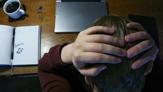 Poliția a fost alertată de prietenii bărbatului mort, duminică, &icirc;n jurul orei 6:30, care i-au &icirc;nsoțit la fața locului.