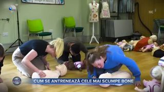VIDEO - Cum se antrenează cele mai scumpe bone? Viitoarele dădace învață cum să ofere primul ajutor sau cum să conducă o mașină ca să scape de răpitori