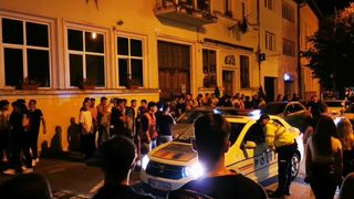 100 de liceeni s-au luat la bătaie &icirc;n fața primăriei din Făgăraș. Totul ar fi pornit de la banii str&acirc;nși pentru balul bobocilor