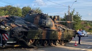 Un tanc s-a răsturnat pe șosea în apropierea unei biserici din Bacău