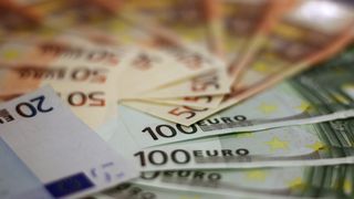 Moneda euro este &icirc;n ușoară creștere