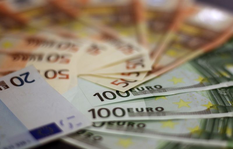 Moneda euro este în ușoară creștere
