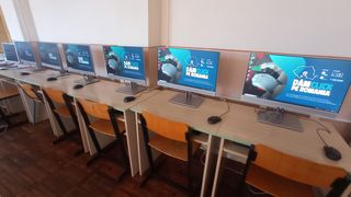 ”Dăm Click pe România 2023”, programul care dotează școlile cu calculatoare
