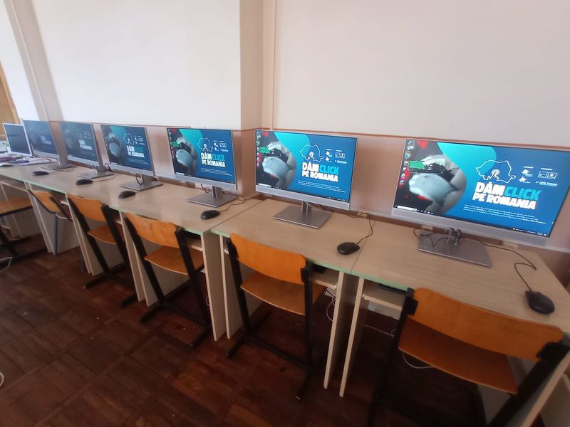 ”Dăm Click pe România 2023”, programul care dotează școlile cu calculatoare