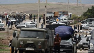 Singurul drum care leagă Armenia de enclavă rămâne blocat de sute de mașini și autobuze, pline de etnici armeni care încearcă să plece. 