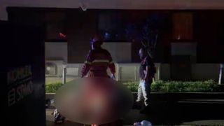 Un bărbat din Voluntari a murit după ce s-a aruncat de la etaj. El și-ar fi incendiat locuința cu puțin timp înainte