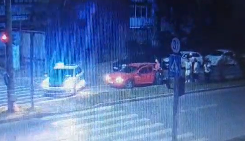 Femeia care a fugit de la locul faptei, a fost identificată de polițiști.