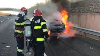 O mașină s-a făcut scrum pe Autostrada A1, &icirc;ntre Deva și Sibiu