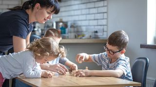 Gelozia dintre frați: de la conflict la cooperare