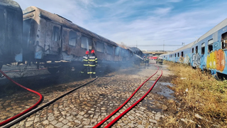 Incendiu &icirc;n Capitală. Două vagoane dezafectate, aflate &icirc;ntre Podul Basarab și Podul Grand, au fost cuprinse de flăcări