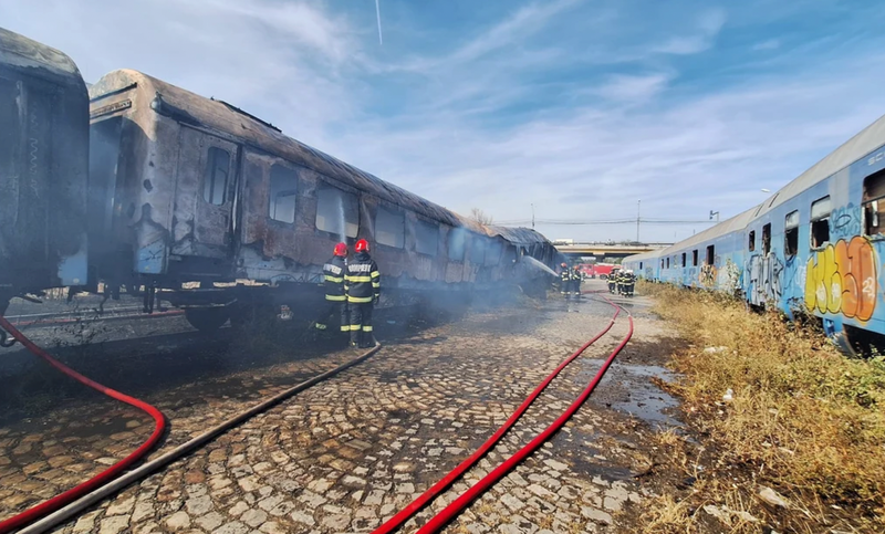 Incendiu în Capitală. Două vagoane dezafectate, aflate între Podul Basarab și Podul Grand, au fost cuprinse de flăcări