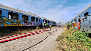 Incendiu &icirc;n Capitală. Două vagoane dezafectate, aflate &icirc;ntre Podul Basarab și Podul Grand, au fost cuprinse de flăcări
