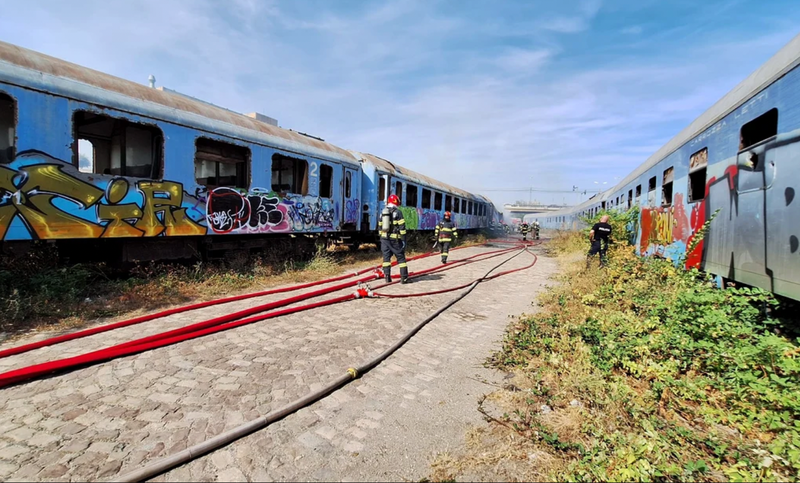 Incendiu în Capitală. Două vagoane dezafectate, aflate între Podul Basarab și Podul Grand, au fost cuprinse de flăcări
