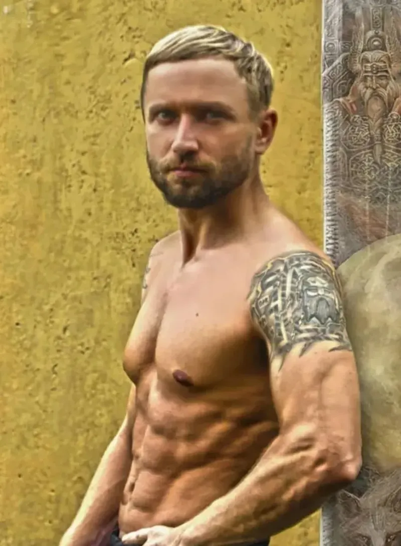 O femeie și-a lăsat fiul să moară de foame după ce soțul i-a ordonat să-l nu-l mai hrănească. Bărbatul susținea că acesta trebuia hrănit doar cu „razele soarelui”. Cei doi au fost condamnați pentru moartea nou-născutului