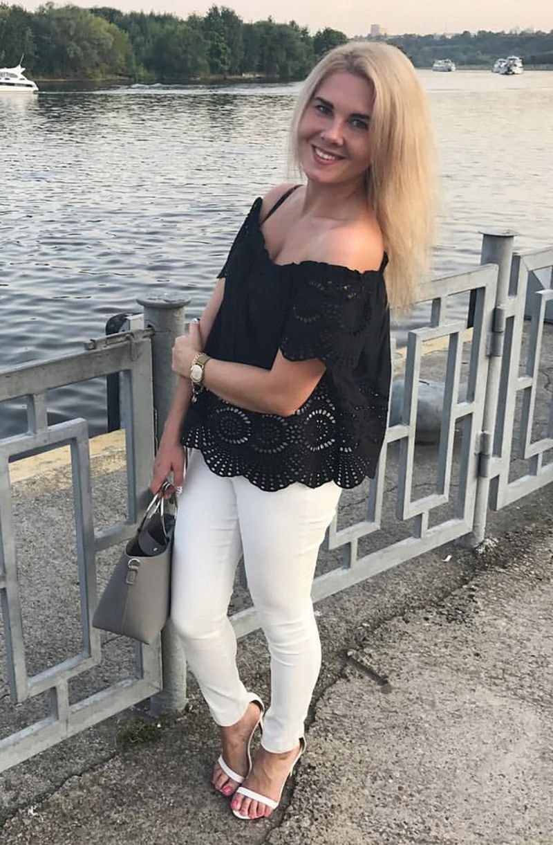 O femeie și-a lăsat fiul să moară de foame după ce soțul i-a ordonat să-l nu-l mai hrănească. Bărbatul susținea că acesta trebuia hrănit doar cu „razele soarelui”. Cei doi au fost condamnați pentru moartea nou-născutului