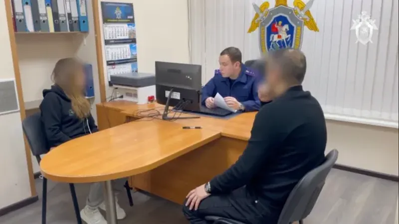 O femeie și-a lăsat fiul să moară de foame după ce soțul i-a ordonat să-l nu-l mai hrănească. Bărbatul susținea că acesta trebuia hrănit doar cu „razele soarelui”. Cei doi au fost condamnați pentru moartea nou-născutului