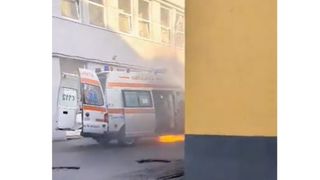 O&nbsp;ambulanţă a luat foc chiar &icirc;n faţa Spitalului Judeţean Constanţa.
