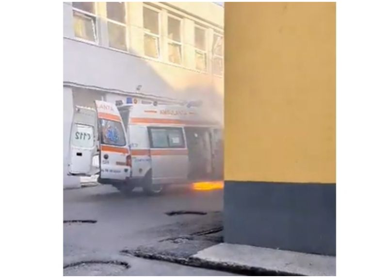 O ambulanţă a luat foc chiar în faţa Spitalului Judeţean Constanţa.