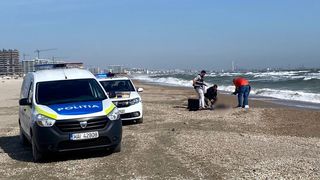 O t&acirc;nără a fost descoperită decedată pe o plajă din Mamaia. Ea a fost văzută de mai mulți trecători care au apelat 112