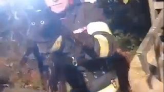 VIDEO- Misiune de salvare inedită pentru o pisică. Zizi a fost scoasă teafără dintr-o fântână