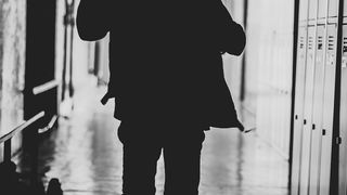 Mama vitregă a unui elev ar fi venit chiar &icirc;n incinta unității de &icirc;nvățăm&acirc;nt unde i-ar fi aplicat pumni și palme cadrului didactic &icirc;n v&acirc;rstă de 60 de ani.