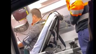 Ulterior incidentului șocant, s-a cerut ajutor la 112, iar copilul a fost preluat de o ambulanță și dus la spital.