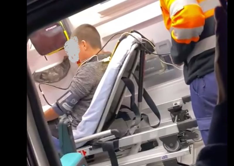 Ulterior incidentului șocant, s-a cerut ajutor la 112, iar copilul a fost preluat de o ambulanță și dus la spital.