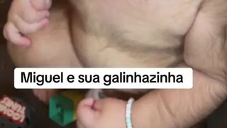 El este cel mai păros bebeluș. La doar un an, micuțul are mai mult păr pe corp decât majoritatea bărbaților adulți. „Arată de parcă are 35 de ani”