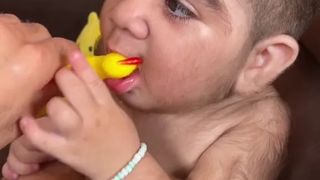 El este cel mai păros bebeluș. La doar un an, micuțul are mai mult păr pe corp decât majoritatea bărbaților adulți. „Arată de parcă are 35 de ani”